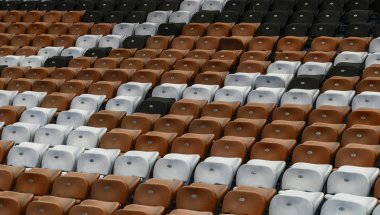 Plastik çok renkli koltuklar futbol stadyumu amfitiyatro seyirci için. Stadyumda boş sandalye kavramsal arka plan