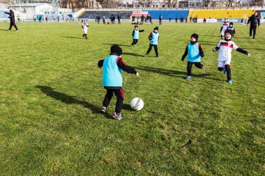 Odessa, Ukrayna 0 1 Nisan 2018: genç çocuklar için oyun spor eğitimi. Futbol futbol çocuklar için oyun. Üniformalı çalıştıran ve futbol oynarken spor kulübü, futbol oyuncuları genç oyuncular