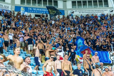 Odessa, Ukrayna - 3 Ağustos 2018: duygusal futbol taraftarları destek ekibi stadyumunda futbol kulübü Djurgardens Eğer İsveç oyun Uefa Avrupa Ligi oyun sırasında. Kalabalık futbol taraftarları Stadyumu futbol