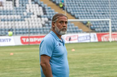 Odessa, Ukrayna - 3 Ağustos 2018: Baş antrenör Fc Djurgardens Eğer İsveç Melkemichel özcan futbol sahasına oyun Uefa Avrupa Ligi 2018 Fc Mariupol (Ukrayna ile sırasında)