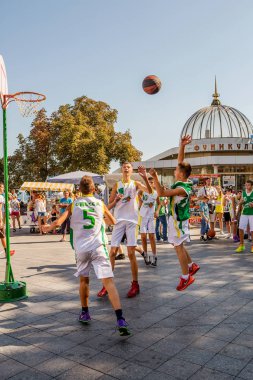 Odessa, Ukrayna -10 Eylül 2016: gençlerin şehir sokak, sokak top oynarken şenlikli seyirci tarafından çevrili. Streetbasketball kasaba Meydanı'nda. Sporcu çocuk basketbol kulübü gösteri performansları