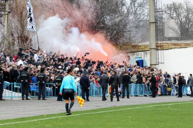 Odessa, Ukrayna - 14 Kasım 2010: Polis, kırık Kürsüsü, kavgalar, oyun alanı üzerinde havai fişek ile oyun sırasında Ultras duygusal futbol hayranları onun takımlarından Chernomorets ayaklandı