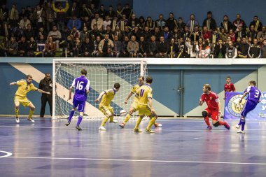 Odessa, Ukrayna - 12 Nisan 2016: Dünya Kupası play-off maçı Ukrayna - Slovakiya. Futsal oynuyor. Modern Bahçesi kapsayan spor salonu büyük sahnede mini futbol