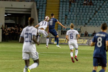 Odessa, Ukrayna - 3 Ağustos 2018: duygusal futbol taraftarları destek ekibi stadyumunda futbol kulübü Djurgardens Eğer İsveç oyun Uefa Avrupa Ligi oyun sırasında. Kalabalık futbol taraftarları Stadyumu futbol