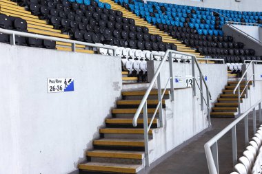 Stadyum standları boş eski plastik sandalyeler. Çok boş koltuk tribünlerde seyirci için. Boş plastik sandalye ve oturaklar futbol taraftarları için. Tribün, seyirci oyun