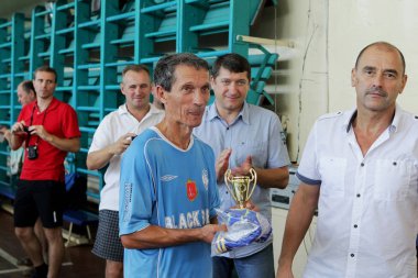 Odessa, Ukrayna -11 Eylül 2016: Ukrayna Kupası Futsal Gaziler 40 + ve 60 +. Spor madalya kazananlar. Spor takımları gazileri. Zafer sevinci