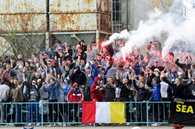 Odessa, Ukrayna - 14 Kasım 2010: Polis, kırık Kürsüsü, kavgalar, oyun alanı üzerinde havai fişek ile oyun sırasında Ultras duygusal futbol hayranları onun takımlarından Chernomorets ayaklandı
