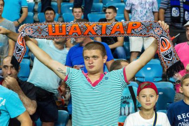 Odessa, Ukrayna - 14 Ağustos, 2015: futbol taraftarları ve seyirci stadyum standları duygusal Fc Shakhtar (Donetsk) - Dnipro (Dnipropetrovsk) oyun sırasında onların takım destekler. Major League. Ukrayna Kupası