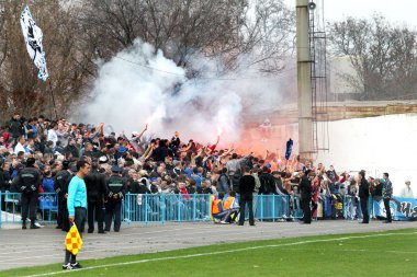 Odessa, Ukrayna - 14 Kasım 2010: Polis, kırık Kürsüsü, kavgalar, oyun alanı üzerinde havai fişek ile oyun sırasında Ultras duygusal futbol hayranları onun takımlarından Chernomorets ayaklandı