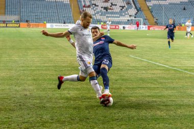 Odessa, Ukrayna - 3 Ağustos 2018: duygusal futbol taraftarları destek ekibi stadyumunda futbol kulübü Djurgardens Eğer İsveç oyun Uefa Avrupa Ligi oyun sırasında. Kalabalık futbol taraftarları Stadyumu futbol