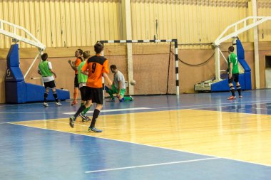 Odessa, Ukrayna - 2 Haziran 2015: parke zemin üzerinde kapalı futsal mini futbol turnuvasında oynayan tanımlanamayan oyuncular yerel takımlar. Ucuz bir futsal yetersiz ışık. Erkekler eğlence, hobi harcamak