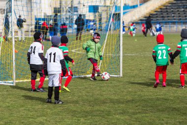 Odessa, Ukrayna 0 1 Nisan 2018: genç çocuklar için oyun spor eğitimi. Futbol futbol çocuklar için oyun. Üniformalı çalıştıran ve futbol oynarken spor kulübü, futbol oyuncuları genç oyuncular