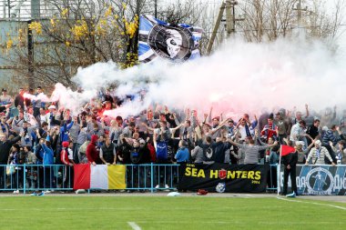 Odessa, Ukrayna - 14 Kasım 2010: Polis, kırık Kürsüsü, kavgalar, oyun alanı üzerinde havai fişek ile oyun sırasında Ultras duygusal futbol hayranları onun takımlarından Chernomorets ayaklandı