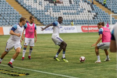 Odessa, Ukrayna - 3 Ağustos 2018: Futbolcular, Fc Djurgardens Eğer İsveç Melkemichel özcan sırasında oyun Uefa Avrupa Ligi 2018 Fc Mariupol (Ukrayna) ile futbol sahada. Futbol oyuncular Tren