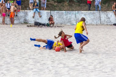 Odessa, Ukrayna -15 Ağustos 2015: Şampiyonası Ukrayna plaj futbolu Langeron plajda amatör kadınlar arasında üzerinde. Bayanlar futbol. Futbol kum üzerinde