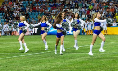 Odessa, Ukrayna - 15 Haziran 2017: Güzel genç kızlar amigo takımının performansını Futbol Şampiyonası açılış sırasında. Takım performansı amigo Stadyumu'nun çim sahada