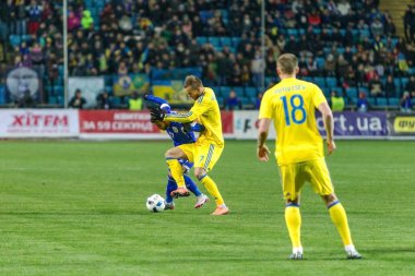 Odessa, Ukrayna -24 Mart 2016: Dostluk maçı (sarı) Ukrayna Millî Futbol takımı ve Kıbrıs (mavi) Milli takımı arasında. Yoğun maç oyun an.
