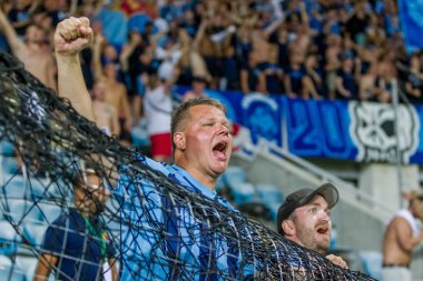 Odessa, Ukrayna - 3 Ağustos 2018: duygusal futbol taraftarları destek ekibi stadyumunda futbol kulübü Djurgardens Eğer İsveç oyun Uefa Avrupa Ligi oyun sırasında. Kalabalık futbol taraftarları Stadyumu futbol