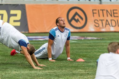 Odessa, Ukrayna - 3 Ağustos 2018: Futbolcular, Fc Djurgardens Eğer İsveç Melkemichel özcan sırasında oyun Uefa Avrupa Ligi 2018 Fc Mariupol (Ukrayna) ile futbol sahada. Futbol oyuncular Tren