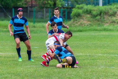 Odessa, Ukrayna - 26 Mayıs 2018: Ukrayna Kupası Politechnik - Odessa ve Credo - 65 Odessa (kırmızı). Rugby topu için oyuncuların yoğun mücadele. Yeşil alan stadyum üzerinde dinamik oyun