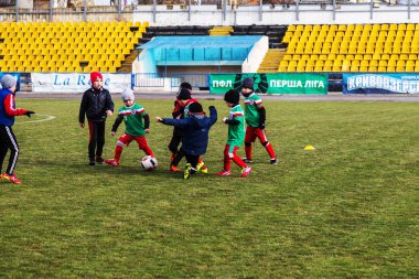 Odessa, Ukrayna 0 1 Nisan 2018: genç çocuklar için oyun spor eğitimi. Futbol futbol çocuklar için oyun. Üniformalı çalıştıran ve futbol oynarken spor kulübü, futbol oyuncuları genç oyuncular