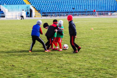 Odessa, Ukrayna 0 1 Nisan 2018: genç çocuklar için oyun spor eğitimi. Futbol futbol çocuklar için oyun. Üniformalı çalıştıran ve futbol oynarken spor kulübü, futbol oyuncuları genç oyuncular