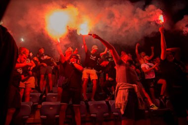 Odessa, Ukrayna - 15 Haziran 2017: Süper kupa. Shakhtar - Dinamo (Kiev). Fanatik hayranları standları ebedi rakip oyun sırasında. Taraftar standları sevinç, hafif ateş ve dalgalanan bayrak. Ateşli gösteri Stadyumu'nda