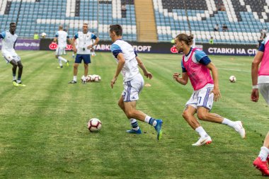 Odessa, Ukrayna - 3 Ağustos 2018: Futbolcular, Fc Djurgardens Eğer İsveç Melkemichel özcan sırasında oyun Uefa Avrupa Ligi 2018 Fc Mariupol (Ukrayna) ile futbol sahada. Futbol oyuncular Tren