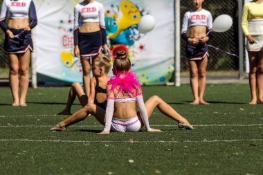 Odessa, Ukrayna - 2 Eylül 2015: Parlak dinamik özellikleri bir destek grubu Bayan spor takımı. Performans destek grubu. Parlak güzel genç kız spor dans formu parkta