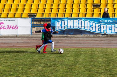 Odessa, Ukrayna 0 1 Nisan 2018: genç çocuklar için oyun spor eğitimi. Futbol futbol çocuklar için oyun. Üniformalı çalıştıran ve futbol oynarken spor kulübü, futbol oyuncuları genç oyuncular
