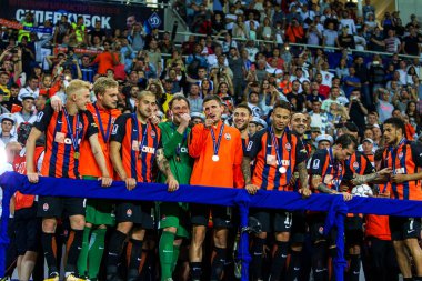 Odessa, Ukrayna - 15 Haziran 2017: Super Bowl Foxtrot. Shakhtar (Donetsk) - Dinamo (Kiev). Şampiyonlar Shakhtar, zafer sevinirler ve ödüllendirici kazandı - ödül Kupası