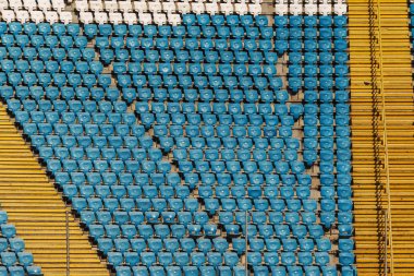 Plastik çok renkli koltuklar futbol stadyumu amfitiyatro seyirci için. Stadyumda boş sandalye kavramsal arka plan