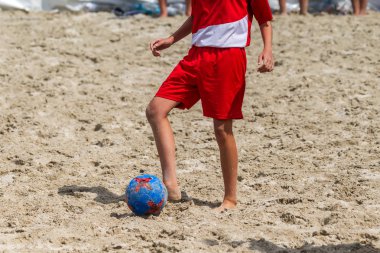 Odessa, Ukrayna-Temmuz 22, 2018: Beach Futbol Şampiyonası sahilde amatör kadınlar arasında. Kum plaj futbolu. Bir şehir plaj kum üzerinde plaj futbolu oynayan genç güzel kız