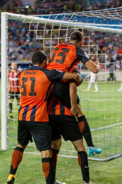 Odessa, Ukrayna - 15 Haziran 2017: Fc Dinamo (Kiev) gol gol ile Fc Shakhtar (Donetsk) sevinir. Futbolcular futbol oyunu zaferle sevinçle ve duygusal kutlamak