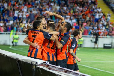 Odessa, Ukrayna - 15 Haziran 2017: Fc Dinamo (Kiev) gol gol ile Fc Shakhtar (Donetsk) sevinir. Futbolcular futbol oyunu zaferle sevinçle ve duygusal kutlamak