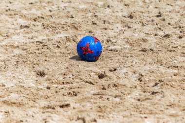 Odessa, Ukrayna-Temmuz 22, 2018: Beach Futbol Şampiyonası sahilde amatör kadınlar arasında. Kum plaj futbolu. Bir şehir plaj kum üzerinde plaj futbolu oynayan genç güzel kız