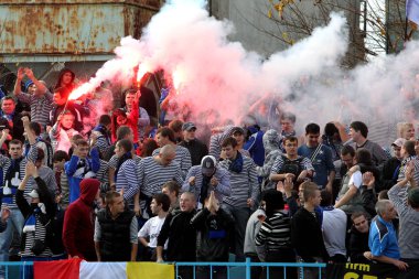 Odessa, Ukrayna - 14 Kasım 2010: Polis, kırık Kürsüsü, kavgalar, oyun alanı üzerinde havai fişek ile oyun sırasında Ultras duygusal futbol hayranları onun takımlarından Chernomorets ayaklandı