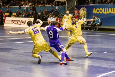 Odessa, Ukrayna - 12 Nisan 2016: Dünya Kupası play-off maçı Ukrayna - Slovakiya. Futsal oynuyor. Modern Bahçesi kapsayan spor salonu büyük sahnede mini futbol
