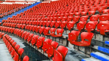 Stadyum standları boş eski plastik sandalyeler. Çok boş koltuk tribünlerde seyirci için. Boş plastik sandalye ve oturaklar futbol taraftarları için. Tribün, seyirci oyun