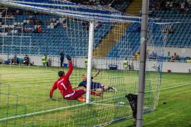Odessa, Ukrayna - 3 Ağustos 2018: duygusal futbol taraftarları destek ekibi stadyumunda futbol kulübü Djurgardens Eğer İsveç oyun Uefa Avrupa Ligi oyun sırasında. Kalabalık futbol taraftarları Stadyumu futbol