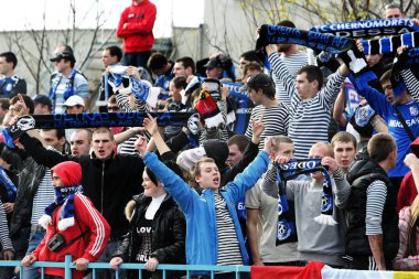 Odessa, Ukrayna - 14 Kasım 2010: Polis, kırık Kürsüsü, kavgalar, oyun alanı üzerinde havai fişek ile oyun sırasında Ultras duygusal futbol hayranları onun takımlarından Chernomorets ayaklandı