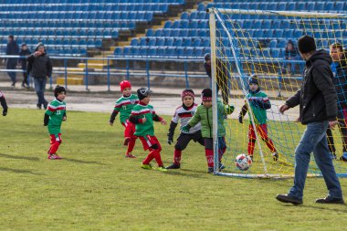 Odessa, Ukrayna 0 1 Nisan 2018: genç çocuklar için oyun spor eğitimi. Futbol futbol çocuklar için oyun. Üniformalı çalıştıran ve futbol oynarken spor kulübü, futbol oyuncuları genç oyuncular