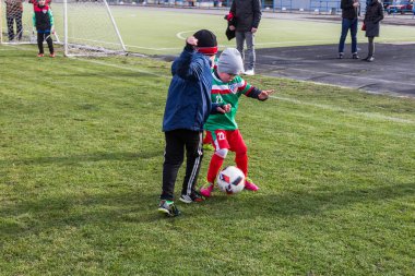 Odessa, Ukrayna 0 1 Nisan 2018: genç çocuklar için oyun spor eğitimi. Futbol futbol çocuklar için oyun. Üniformalı çalıştıran ve futbol oynarken spor kulübü, futbol oyuncuları genç oyuncular