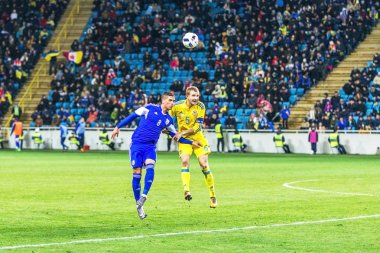 Odessa, Ukrayna -24 Mart 2016: Dostluk maçı (sarı) Ukrayna Millî Futbol takımı ve Kıbrıs (mavi) Milli takımı arasında. Yoğun maç oyun an.