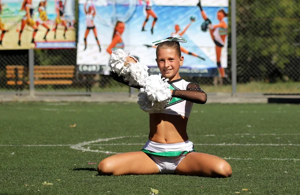 乌克兰奥德萨 9月2日 女子运动队支持小组的光明动态特征 性能支持组 明亮美丽的年轻女孩在体育舞蹈形式在操场上 — 图库照片