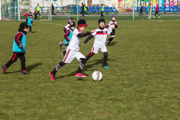 オデッサ ウクライナ 2018 若い子供のためのゲームのスポーツのトレーニング サッカー子供のためのゲーム スポーツ クラブの制服 実行し サッカーでサッカー選手の若手選手 — ストック写真