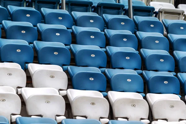 Пластикові Різнокольорові Сидіння Глядачів Амфітеатрі Футбольного Стадіону Концептуальний Фон Порожніх — стокове фото