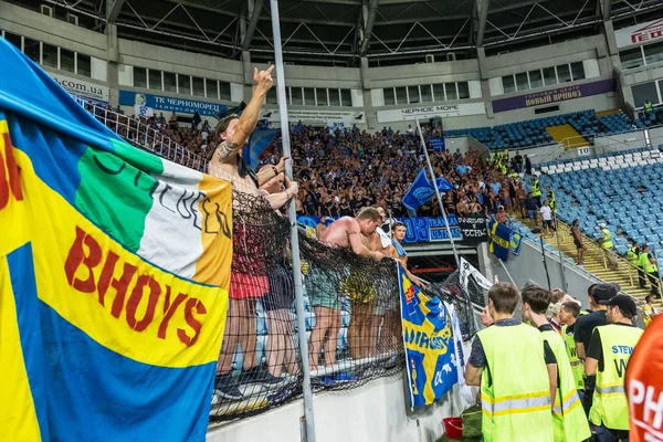 Odessa, Ukrayna - 3 Ağustos 2018: duygusal futbol taraftarları destek ekibi stadyumunda futbol kulübü Djurgardens Eğer İsveç oyun Uefa Avrupa Ligi oyun sırasında. Kalabalık futbol taraftarları Stadyumu futbol