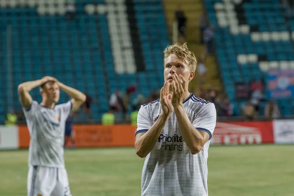 Odessa, Ukrayna - 3 Ağustos 2018: Futbolcular, Fc Djurgardens Eğer İsveç Melkemichel özcan sırasında oyun Uefa Avrupa Ligi 2018 Fc Mariupol (Ukrayna) ile futbol sahada. Futbol oyuncular Tren