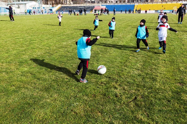 Odessa, Ukrayna 0 1 Nisan 2018: genç çocuklar için oyun spor eğitimi. Futbol futbol çocuklar için oyun. Üniformalı çalıştıran ve futbol oynarken spor kulübü, futbol oyuncuları genç oyuncular